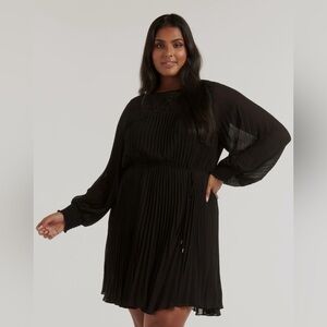 EVERNEW CURVE - black pleated long sleeve dress.
Size: 20. P2P 26”.